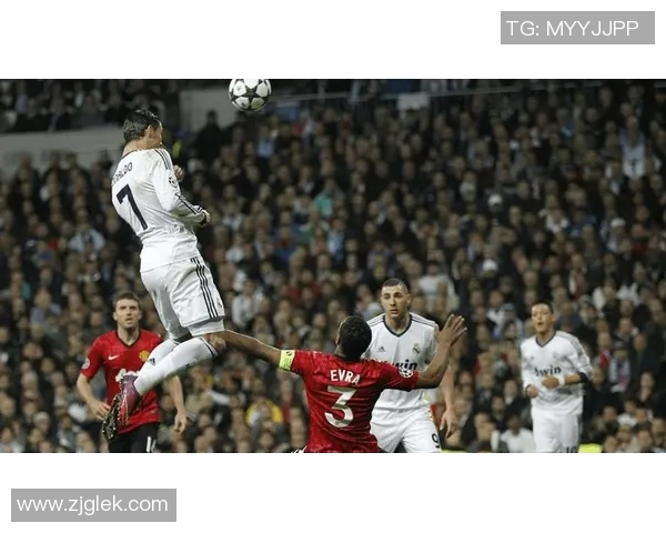 足球巨星睁眼瞬间高清定格展现赛场激情与独特魅力